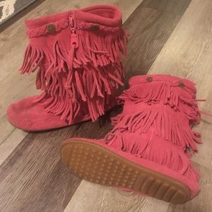 Girl’s pink fringe boots